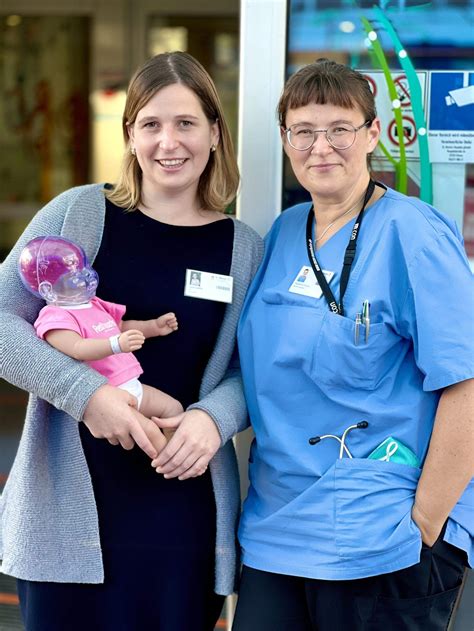 Foto einer Hebammenpraxis mit werdenden Eltern