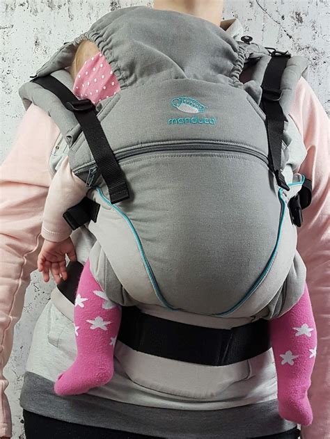 Manduca Babytrage in Nutzung mit einem Baby