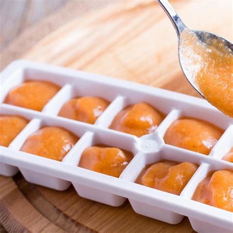 Bild: Verschiedene Portionen selbstgemachten Babybreis in Eiswürfelbehältern, eingefroren