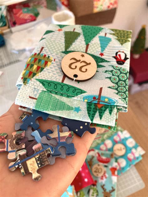 Collage aus verschiedenen Adventskalenderfüllungen: Puzzleteile, ein kleines Buch, Bastelmaterialien, Bausteine.