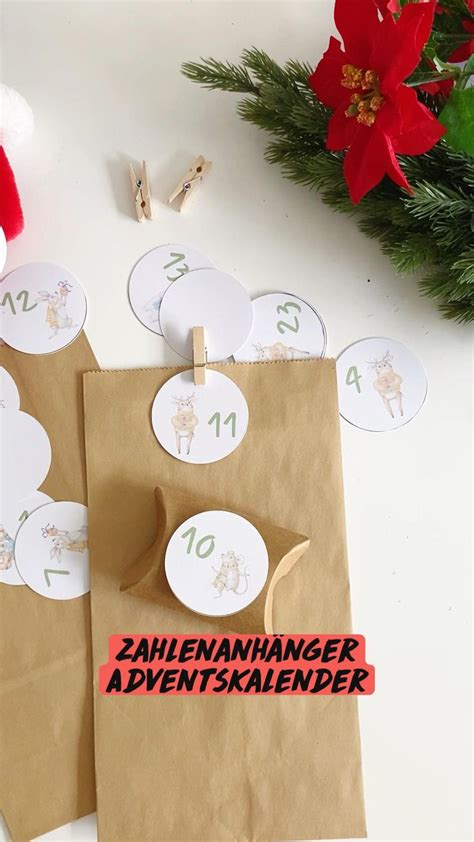 Beispiele für selbstgebastelte Adventskalender-Zahlenanhänger auf Wäscheklammern und Papiertüten.