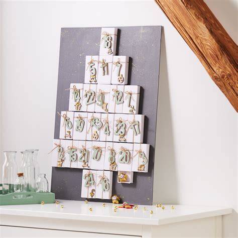 Beispiele für selbstgebastelte Adventskalender: Ein Kalender aus Streichholzschachteln, ein Adventskalender in Form von Handschuhen, ein Elch-Tüten-Kalender.