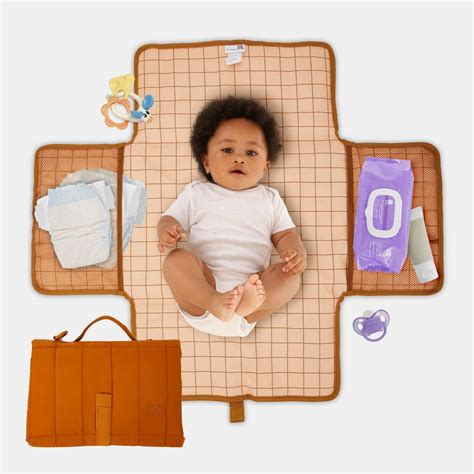Illustration verschiedener Anwendungsmöglichkeiten von Mulltüchern für Babys (Spucktuch, Wickelunterlage, Sichtschutz Kinderwagen)