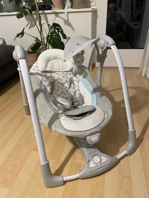 Darstellung des Hochstuhls Henry in seiner Funktion als Babywippe mit Musik und sanfter Bewegung