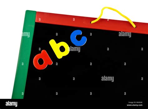 Nahaufnahme einer magnetischen Tafeloberfläche mit bunten Magnetbuchstaben.