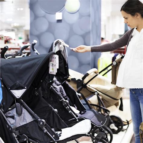 Auswahl an Kinderwagen und Autositzen in einem Babyfachgeschäft