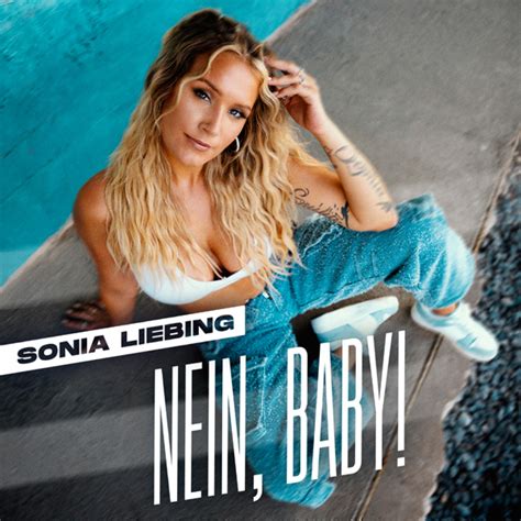 Sonia Liebing mit ihren Töchtern im Freien