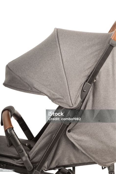 Nahaufnahme von Kunstleder-Details an einem Kinderwagen-Schiebegriff