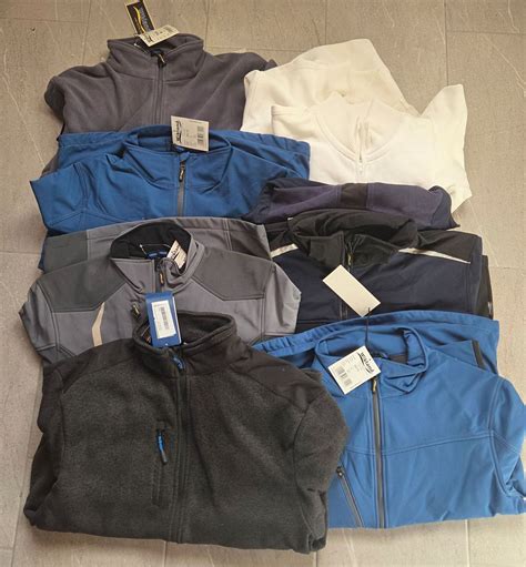 Verschiedene Modelle von Kinderhosen, Jacken und Stramplern