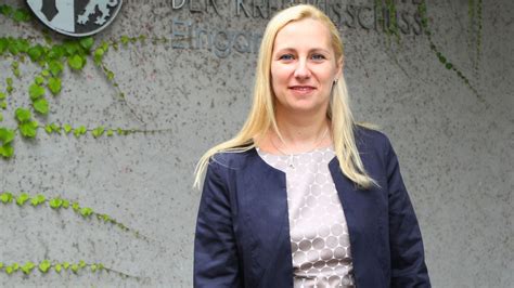 Foto der Gesundheitsministerin Diana Stolz im Gespräch mit Hebammen