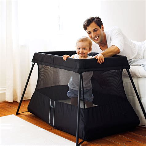 BabyBjörn Reisebett Light, aufgebaut und zusammengeklappt in der Tasche