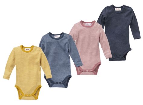 Foto von süßer Babymode, z.B. Strampler oder Bodys.