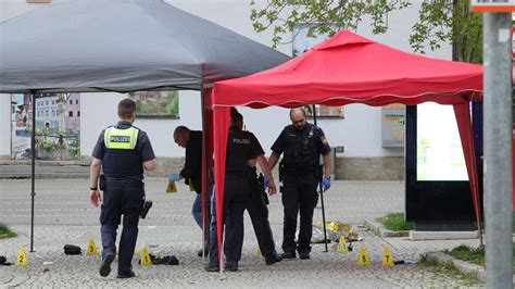 Polizeibeamte sichern Spuren in einer Klinik