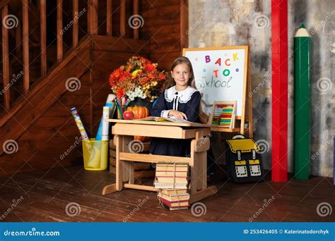 Foto eines Schulbegleiters, der unterstützend neben einem Kind im Unterricht sitzt.