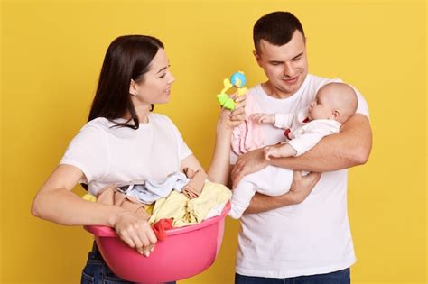 Eltern, die sich gemeinsam um ihr Baby kümmern