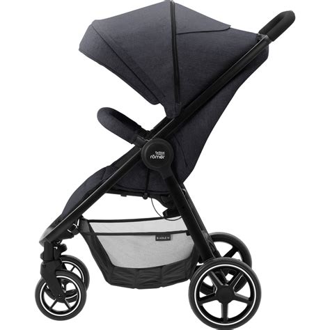 Designer-Skizze des Britax B-Agile M Kinderwagens, die das schlanke Design und den Faltmechanismus hervorhebt
