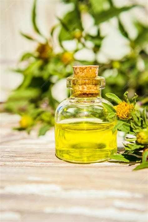 Collage: Fläschchen mit ätherischen Ölen und Kräutern