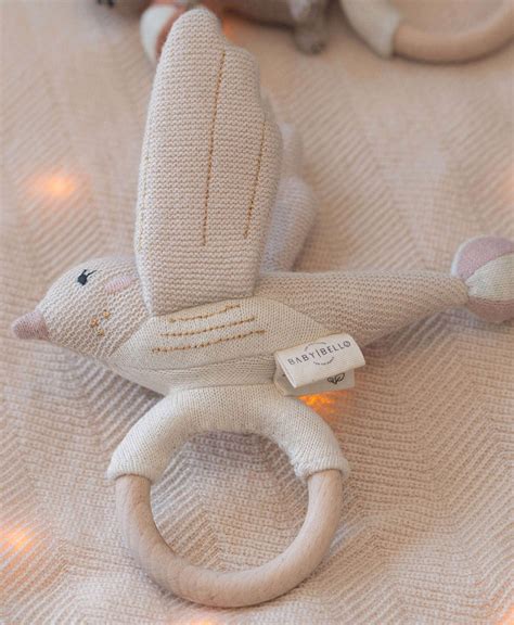 Illustration einer fertigen Babyrassel in Hasenform mit Holzring