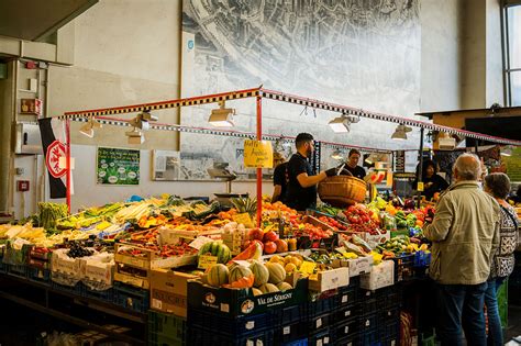 Regale mit frischem Obst und Gemüse in Bio-Qualität