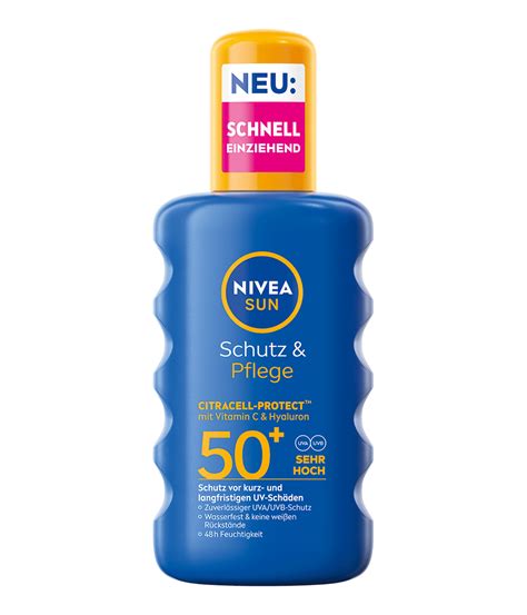 Nahaufnahme einer Flasche Sonnencreme für Kinder mit einem UPF-Symbol