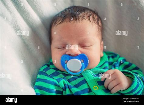 Ein Baby, das einen Schnuller im Mund hat.