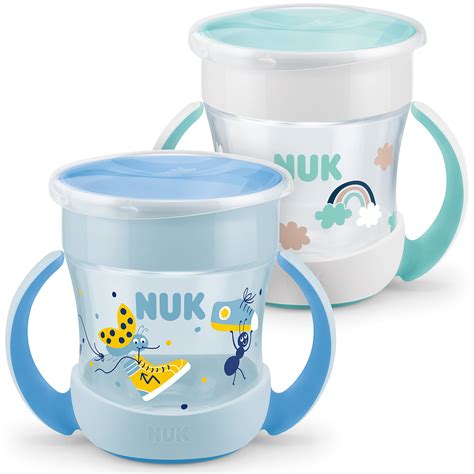 Illustration eines NUK Magic Cups mit einem Kind, das daraus trinkt.