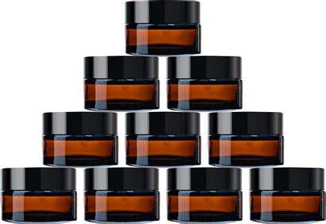 Collage verschiedener Tuben und Tiegel mit Salben und Cremes zur Behandlung von Hautallergien.