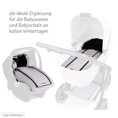 Detailaufnahme der Gurtschlitze an einem Winterfußsack, die die Befestigung mit einem 5-Punkt-Gurt zeigen.