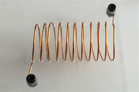 Illustration des Einlegens des Schneidfadens in die Spule