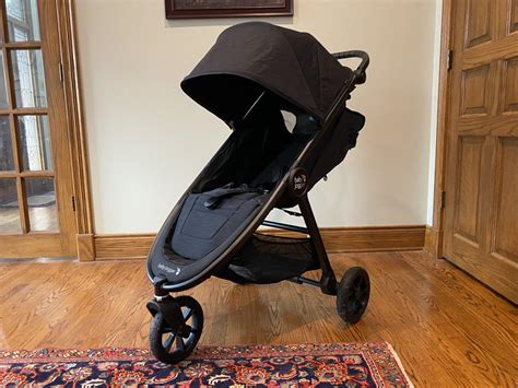 Detailansicht des großen Ablagekorbs und des verstellbaren Griffs des Baby Jogger City Mini GT2.