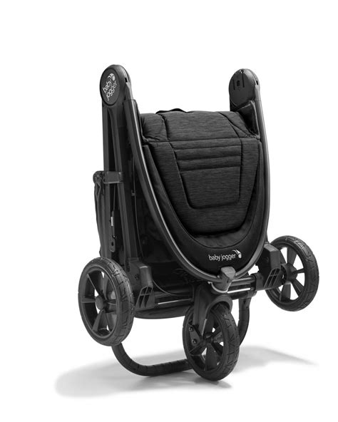Baby Jogger City Mini GT2 Zwillingswagen mit aufgesetzter Babywanne, bereit für Neugeborene.