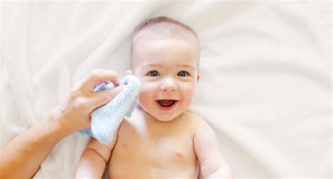 Baby mit einem weichen Waschlappen