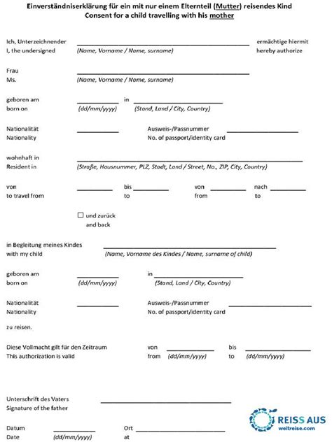 Ein Kind, das mit einem Panda-Waschhandschuh spielt