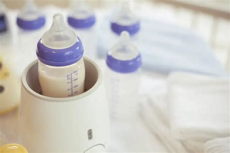 Nahaufnahme eines Flaschenwärmers, der eine Babyflasche erwärmt