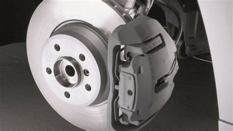 Infografik, die die häufigsten Kritikpunkte (Gewicht, Bremse, Korb) im Vergleich zu den positiven Aspekten (Anpassbarkeit, Komfort) darstellt.