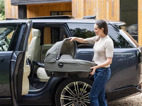 Illustration des einfachen Wechsels der Joie Calmi Babywanne vom Auto auf den Kinderwagen