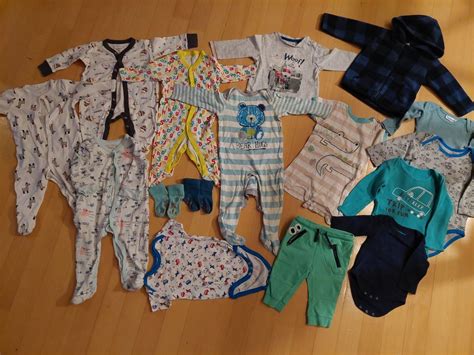 Collage aus verschiedenen Baby-T-Shirts und Stramplern mit Wassermelonen-Motiven