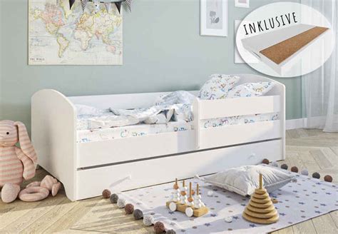 Verschiedene Modelle von gebrauchten Baby- und Kinderbetten nebeneinander gestellt.