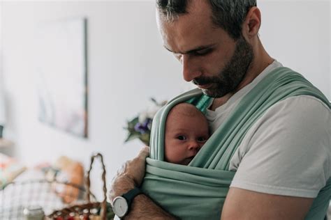 Baby in einem Tragetuch, das Geborgenheit vermittelt