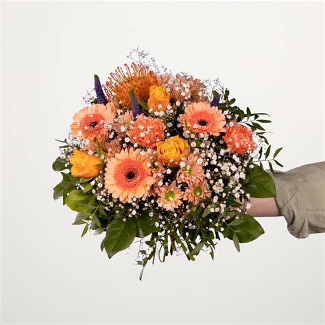 Illustration einer Person, die einen Blumenstrauß erhält und überwältigt wirkt.