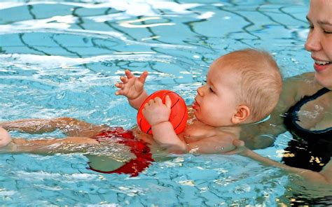 Foto von Eltern mit Babys beim Babyschwimmen