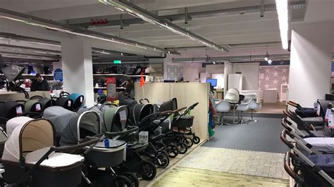 Auswahl an Kinderwagen und Kindersitzen im Fachmarkt
