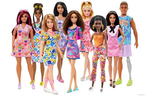 Collage von Barbie-Puppen, die verschiedene Ethnien, Körpertypen und Berufe repräsentieren, um die Vielfalt der Marke hervorzuheben.