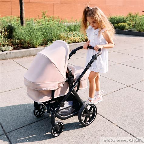 Skizze eines Kinderwagens mit Babywanne und Sportsitz, die die unterschiedlichen Altersgruppen und Nutzungsmöglichkeiten verdeutlichen.