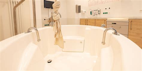 Illustration der La Bassine Regular Geburtswanne mit den angegebenen Außen- und Innenmaßen