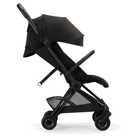 Detailaufnahme des CYBEX Coya Gurtsystems, das die einfache Einhandbedienung demonstriert