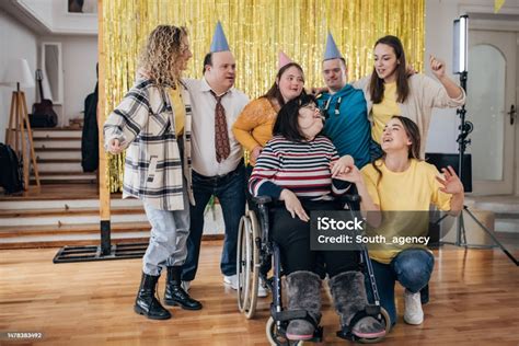 Bild von einer Gruppe von Menschen mit Down-Syndrom, die gemeinsam lachen