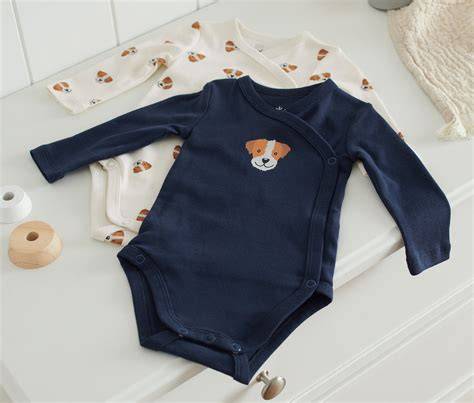 Nahaufnahme eines weichen Babybodys aus Baumwolle mit einem süßen Hundeaufdruck.