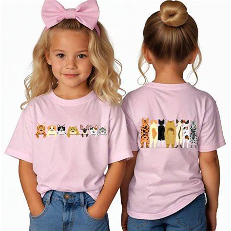 Kinder tragen Hoodies mit personalisierten Hunde- und Katzenmotiven.