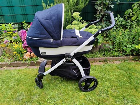 Illustration verschiedener Ersatzteile für Peg Perego Kinderwagen wie Räder, Stoffbezüge und Verdeckteile